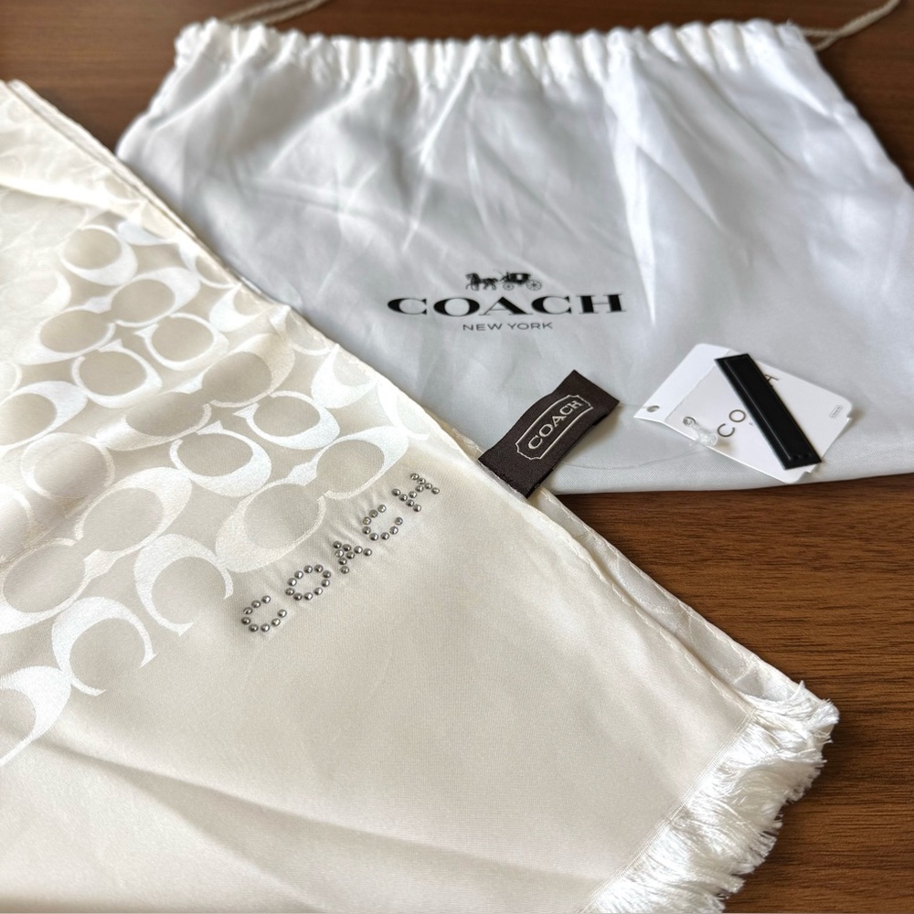 SOLD 🚫 💎 Coach 100% silk signature scarf